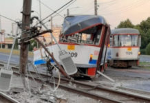 Un tramvai a deraiat și a dărâmat doi stâlpi de iluminat. O pasageră a fost transportată la spital