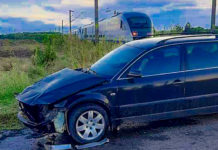 Accident grav în județul Arad. Un autoturism, acroșat de un tren Regio, în timp ce traversa calea ferată