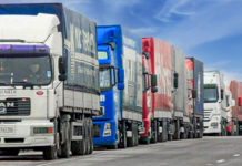 Un şofer de TIR care aştepta în coloană la frontiera Nădlac a constatat că are migranţi ascunşi în remorcă