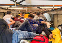 104 persoane depistate de Poliția de Frontieră când încercau să treacă ilegal frontiera în Ungaria ascunși în două tiruri (video)