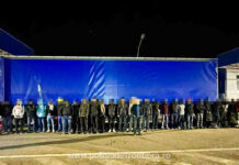 Atâția au încăput! 40 de migranți din Asia găsiți înghesuiți într-un singur tir de polițiștii de frontieră