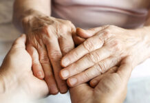 Cum să îți convingi părintele să primească îngrijire?