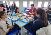 Primarul Aradului, Călin Bibarț, alături de elevi la masă. Peste 1600 de elevi ai școlilor arădene se vor bucura de programul „ O masă caldă”