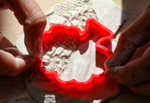 Mărțișoare expuse în incinta Consiliului Județean Arad