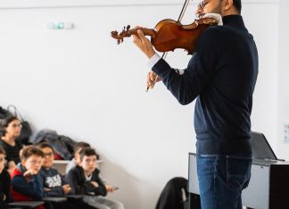 Turneul „Un Stradivarius în școli” ajunge la Arad, la elevii nevăzători de la Liceul „Sfânta Maria”
